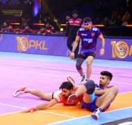 Yogesh with a failed tackle against Parteek Dahiya (Credits: PKL)